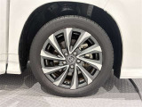 アルミホイールを装備、タイヤサイズは205/55R17です。