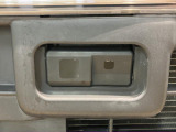 前方車との距離が近づきすぎると自動でブレ-キが作動するスマ-トアシスト装備!(フロントバンパーレーダ-部)
