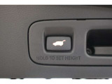 パワーテールゲート装備!荷物を持っていてもスイッチ一つでテールゲートの開閉が可能です!パワーテールゲートは運転席からも操作することが可能です!