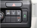 運転席用シートヒータースイッチ。2段階で調節できるのでお好みに合わせてご利用ください。