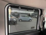セカンドシートにはロールサンシェードを装備されておりますので強い日差しをさえぎります。