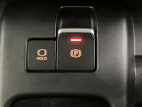 【電動パーキングブレーキ】スイッチ一つで簡単に操作できる電動パーキングを搭載。シフト操作やアクセルと連動してパーキングブレーキが作動・解除されるため、スムーズな発進が可能に。