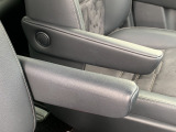 アームレストです!これがないと運転が落ち着かないという方もいらっしゃるのではないでしょうか?肘置きがあるだけでも比較的楽な姿勢で運転することが出来ますし腕の疲れを軽減できます。
