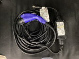 コンセント型の充電ケーブルがセットでついております。ご自宅で簡単に充電することが可能です。