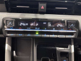左右独立コントロール機能付きフルオートエアコン。もう助手席のパートナーとエアコンの設定温度で喧嘩になることはありません。リヤ席用エアコンもフルオートエアコンです。