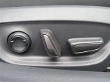 運転する時はドライビングポジションが気になりますよね。パワーシートで座席位置の微調整もしっかりできます。高級感がある装備としても人気があります。