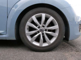 右フロントタイヤです。純正17インチアルミホイールに215/55R17の組み合わせです。