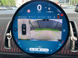 【リアビューカメラ(予想進路表示機能付】パーク・ディスタンス・コントロールが車両の前方や後方にある障害物までの距離を信号音とビジュアルで知らせ、狭いスペースでの駐車や車庫入れをサポートします。