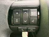 ステアリング上に音量やモードなどのボタンがまとまり、運転席から手元で操作しやすい構成です。各ボタンの表示を確認でき、日常の移動で使う機能へアクセスできます。