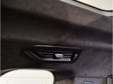 BMWではバックミラーの中にETCが車載されております。運転席側からETCカードを挿入するだけで完了。車載器を設置する必要はございません。