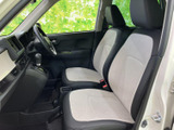 シンプルで使いやすい内装。運転に必要な情報をわかりやすく表示し、安全運転をサポートします。操作性も高く、誰でも扱いやすい一台です。