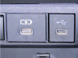 USB端子と充電用USB端子を装備しております