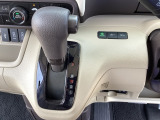 【eコンスイッチ】低燃費運転をサポートするECONモード。スイッチをONすると、エンジンやトランスミッション、A/Cなどを協調制御し、燃費の向上に貢献。エコドライブの効果を高めます。