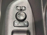 キーフリー連動で施錠時に格納します。降車の直前まで後方確認ができ、閉じ忘れも防げます。