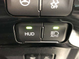 カラーヘッドアップディスプレイ付き。フロントガラスに速度や燃料残量等を表示します。少ない視線移動で情報を確認できるので、運転の疲労軽減に繋がりますよ♪