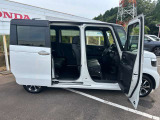 スライドドアは、大きく開いてくれるので、スペースを取りません!隣のお車へぶつける心配もありません!