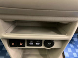 【インパネセンターポケット】薄型の小物が置けます
