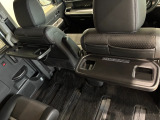 シートバックテーブルを装着しています!車内での軽食などに便利です!