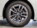 【BMWアロイホイル】軽量かつ強度に拘ったアロイホイル。走行性能ポテンシャルを引き出す設計。車の足元を引き締めてくれる大きなポイントはアロイホイルです。