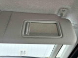 運転席サンバイザーにはミラーがついて便利です