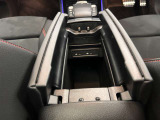 メモリー付きパワーシートが装備されている車両はシートの位置・ドアミラーの角度・ハンドルの位置を3名まで記憶出来ます。