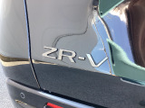 車名(ZR-V)をブラックエンブレムに変更。