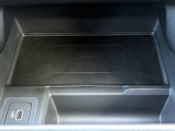 【ワイヤレスデバイスチャージング】スマートフォンなどの対応デバイスを置くだけで充電できるワイヤレスデバイスチャージングが搭載されています。車内のコンソール周りをすっきりと保つことができます。