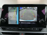 ギアを『R』に入れた後、カメラボタンを押すと、運転席から見えない左側面をナビ画面にうつしてくれるので、幅寄せや縦列駐車がし易くなります。