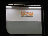 リヤウインドウには引き出し式のサンシェ-ドを設置♪