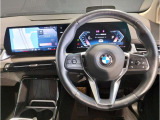 【ハンドル】ドライバーとBMW車の一体感がダイレクトに伝わるステアリングホイール。形状・太さへの拘りに加えて、操作性を高める為にスイッチ類も配置。クイックかつ安定のドライビングを体感下さい!