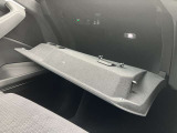 開く瞬間の滑らかな動きと、指先に伝わる確かな剛性感。柔らかな照明に照らされた空間は、外観の美しさと遜色のない上質な素材で設えられ、大切な小物を優しく包み込みます。