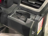 回転式カップホルダー(運転席)は角型パック,ペットボトルなどの丸型に対応。閉じればスマートフォン立てにも使用できます。