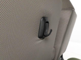 助手席シートバック荷物フック。手荷物をサッとかけたり、車内の置き傘やボックスティッシュの吊るし収納としても便利にお使いいただけます。