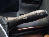 【オートライト】車外の明るさに応じて自動で点灯します。手動で点灯/消灯させることもできます。