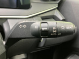 操作しやすいレバーで、安全な車線変更をサポート。視認性の高いランプで、周囲への注意喚起もスムーズに行えます。