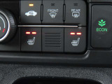 運転席&助手席シートヒーター付。寒さが厳しい冬の朝でも座面を暖めて快適なドライブを。2段階の温度調整が可能です。