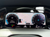 【Digital Cockpit Pro】基本の速度計とタコメーターの表示に加え、中央にドライビングデータやマップなどを少ない視線移動で視認できます。