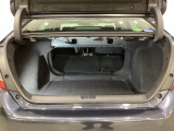 リアシートの背もたれを前方に倒して荷室を広げられますので、長いお荷物も積むことができます。