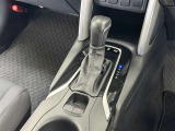 【電動パーキングブレーキ】条件を満たした場合に従来のパーキングボタンやレバーを引かなくてもパーキングに自動的に入り、発進状態の条件を満たした場合には自動でパーキングブレーキが解除されます