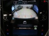 後方映像を11.6インチディスプレイに表示し、ステアリング連動ガイドラインが駐車をサポート。さらに後退時はリヤ4センサーが障害物を検知し、必要に応じてブレーキが作動します。