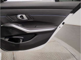 車の乗り降りの際に必ず触るドアハンドルです。使用感が気になる方はお気軽にお申し付けくださいませ。