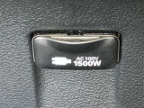 AC100V、1500Wのコンセントを車内に設置。アウトドアや駐車場で野外のコンセントとして利用できます。また、停電などの非常時にも使える便利な機能です!