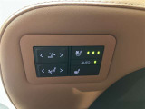 2列目の電動機能スイッチです。エアシートはもちろんオットマンやリクライニングも電動です。