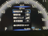 レーンディパーチャーアラート付です。ウインカーを出さずに車線を逸脱しようとすると、ブザーとディスプレイで注意喚起し、ステアリング制御が作動しドライバーに車線逸脱防止を促してくれます。