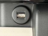 USB端子が差し込めるようになっています!ケーブルを接続することで車内でスマートフォン等の充電が可能に!