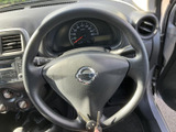 握りやすく操作しやすいステアリングで、快適なドライビングをサポートします。運転中の細かな操作もスムーズに行え、長距離運転でも疲れにくい設計です。