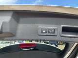 インテリジェントキーを携帯していれば、両手が荷物でふさがっていてもバックドアが開くハンズフリー機能を搭載したオートバックドア装備。