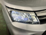 白く明るい光で夜間走行をサポートするLEDヘッドランプを搭載