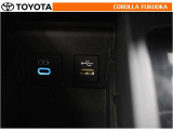 ポータブルオーディオなどの機器を接続して、車両のスピーカーで聞くことができます。