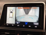 パノラミックビューモニターシステムが付いているので車の上から見た映像が確認できますよ。 一目で車両周辺の情報を確認できますが、直接安全をご確認下さい。